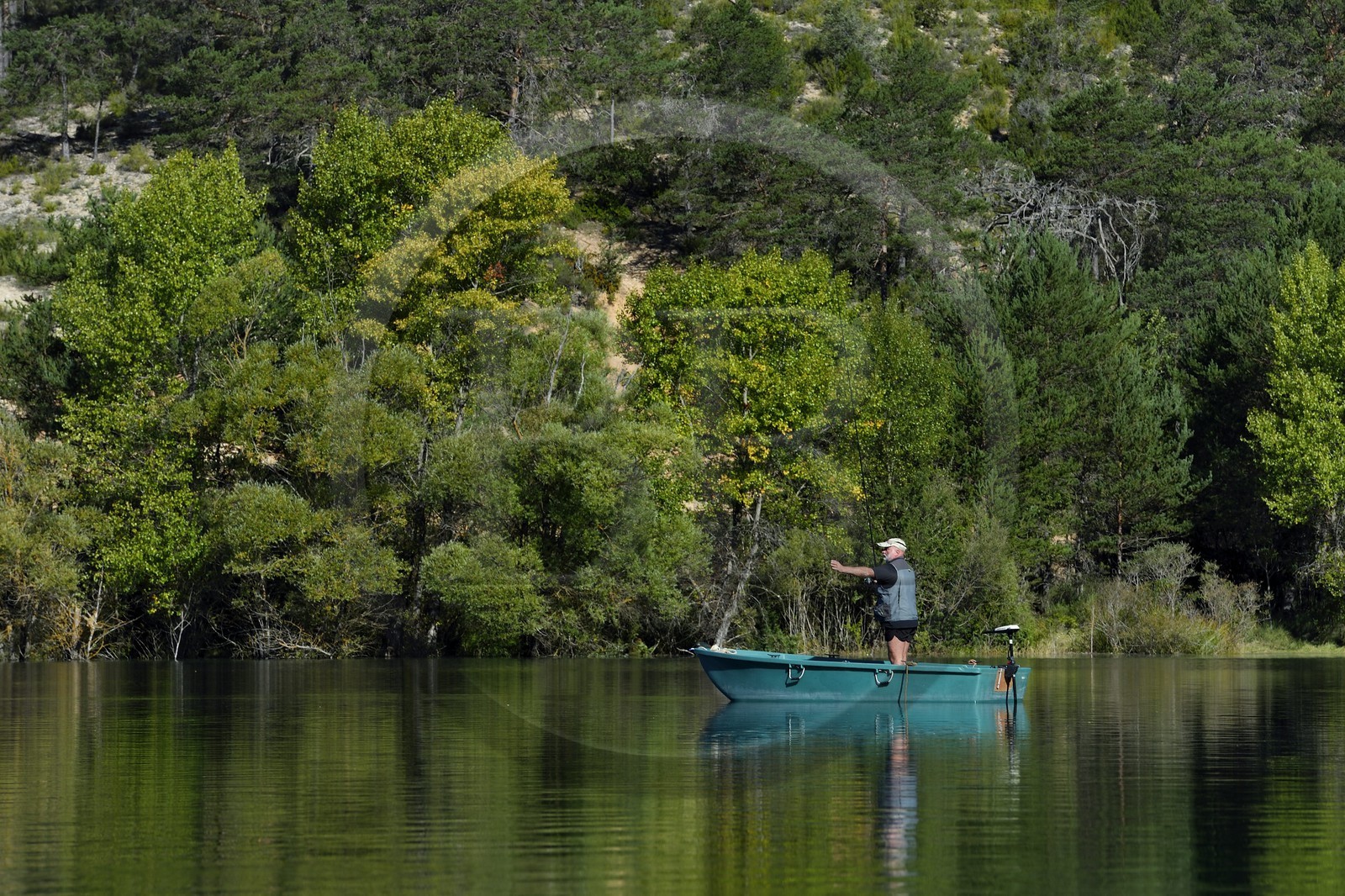 Var (83) rive gauche et Alpes-de-Haute-Provence (04) rive droite, Parc Naturel Régional du Verdon, Basses Gorges du Verdon en aval du lac de Sainte Croix, pecheur sur sa barque