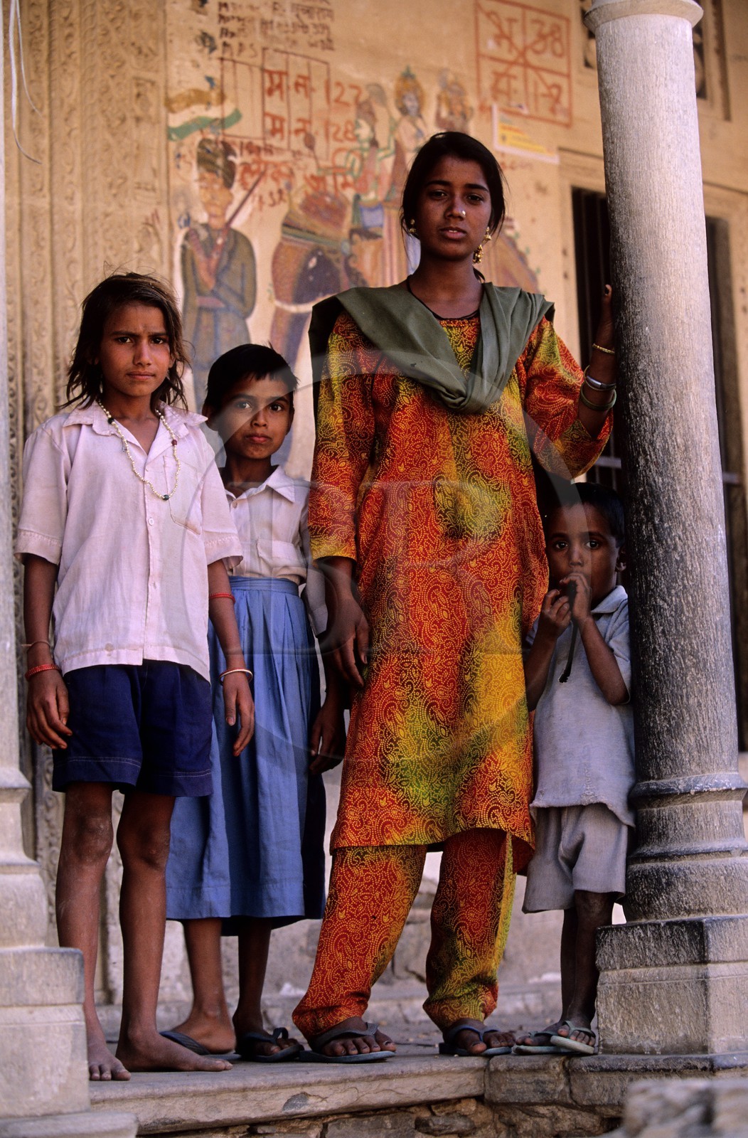 Inde, état du Rajasthan, Région de Kuchaman, Famille devant sa haveli (maison) décorée de fresques