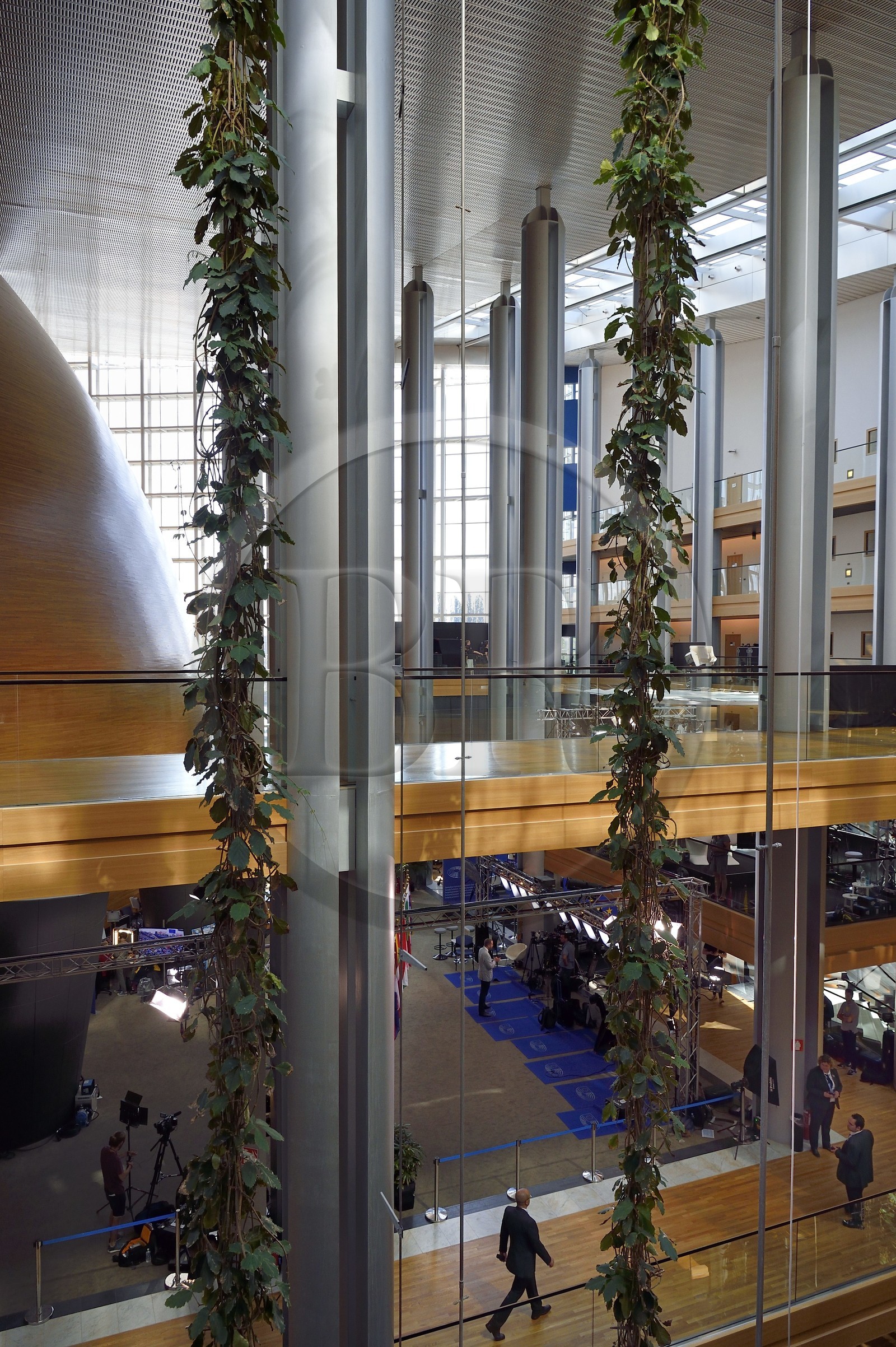 France, Bas-Rhin (67), Strasbourg, quartier européen, le Parlement européen, les abords de la grande rue et la partie extérieure de l'hémicycle sur la gauche dans le batiment Louise-Weiss