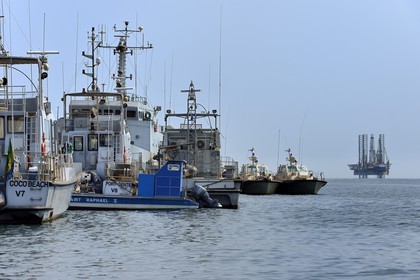 Gabon, province de Ogooué- Maritime, le port militaire de Port-Gentil et une plate-forme pétrolière dans la baie du Cap Lopez