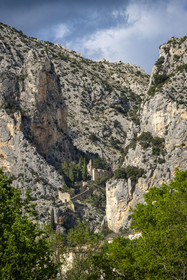 France, Alpes-de-Haute-Provence (04), Parc Naturel Régional du Verdon, Moustiers-Sainte-Marie, labellisé Les Plus Beaux Villages de France, la chapelle Notre-Dame de Beauvoir dans la falaise