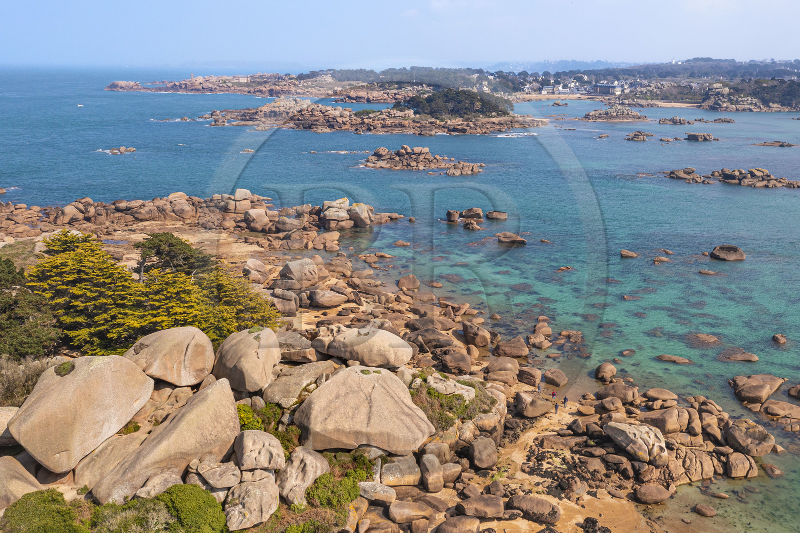 France, Côtes-d'Armor (22), Côte de Granit Rose, Trégastel, Ile Renote, le chaos granitique émerge de la plage à marée basse, Ploumanac'h en arrière plan (vue aérienne)