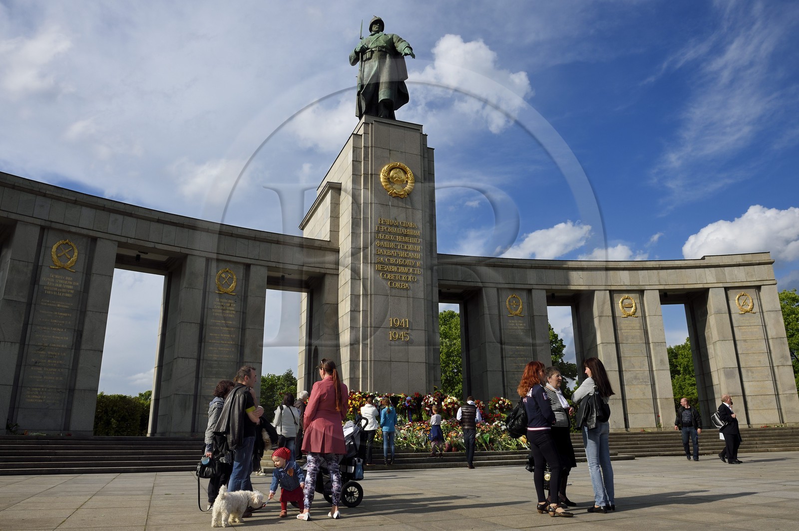 Germany, Berlin, Tiergaten district, Soviet memorial dedicated to the 81,116 soldiers of the Red Army that died during the Battle of Berlin in April-May 1945, annual celebration of the Nazi capitulation May 9, 1945 for Russians