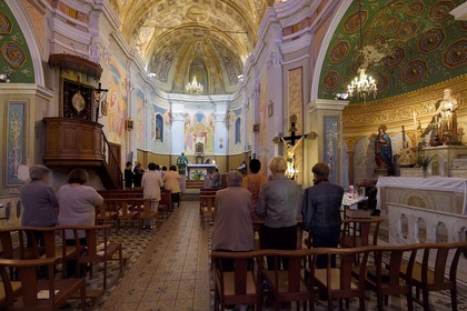 France, Corse-du-Sud (2A), Cargèse, l'église de l'Assomption dite latine édifiée au XIXe siècle, la messe dominicale