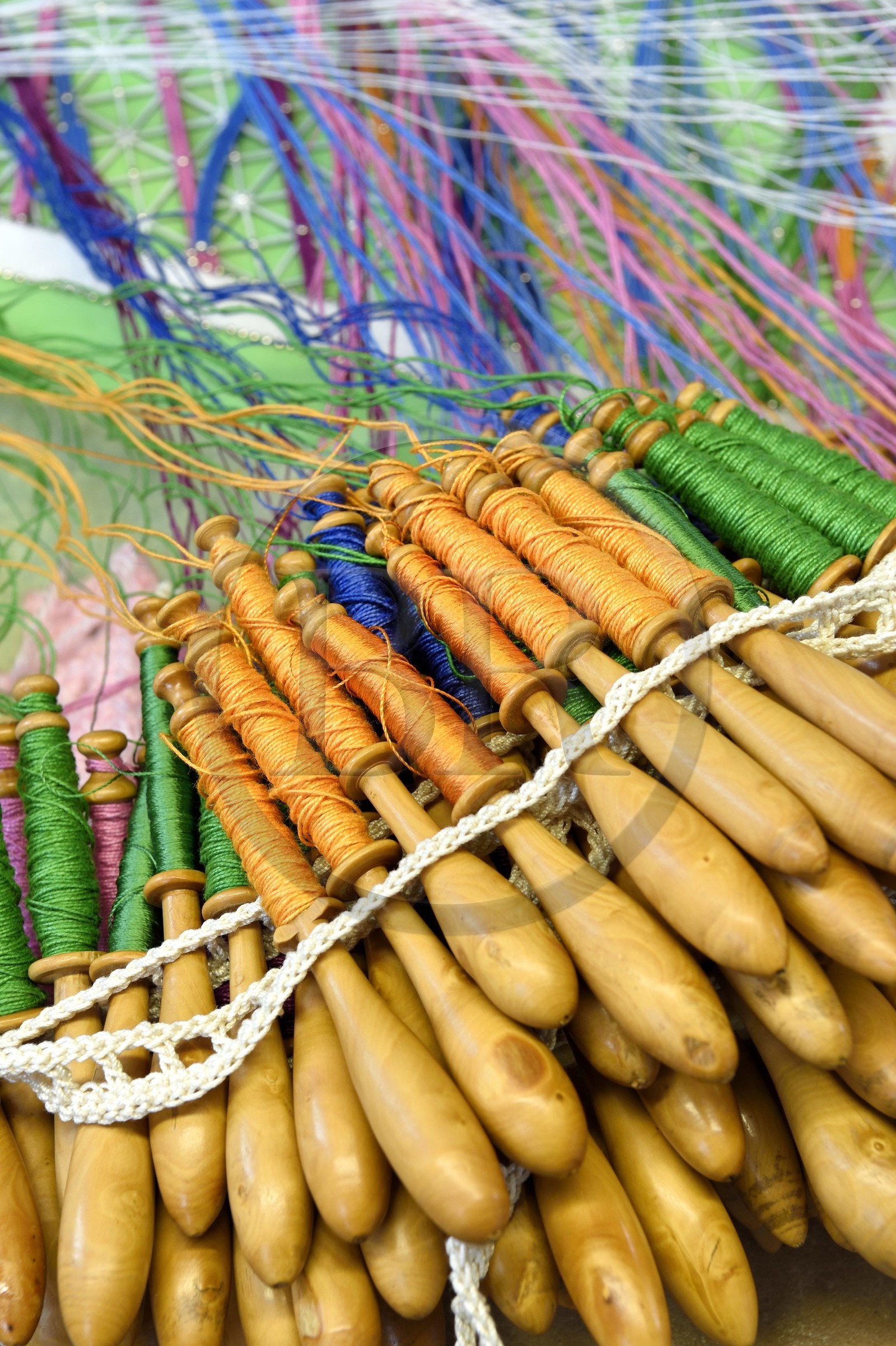 France, Haute-Loire (43), Le Puy-en-Velay, Atelier conservatoire national de la dentelle du Puy, dentelle au fuseau sur des créations d’artistes commandées par le département du mobilier national, fuseaux