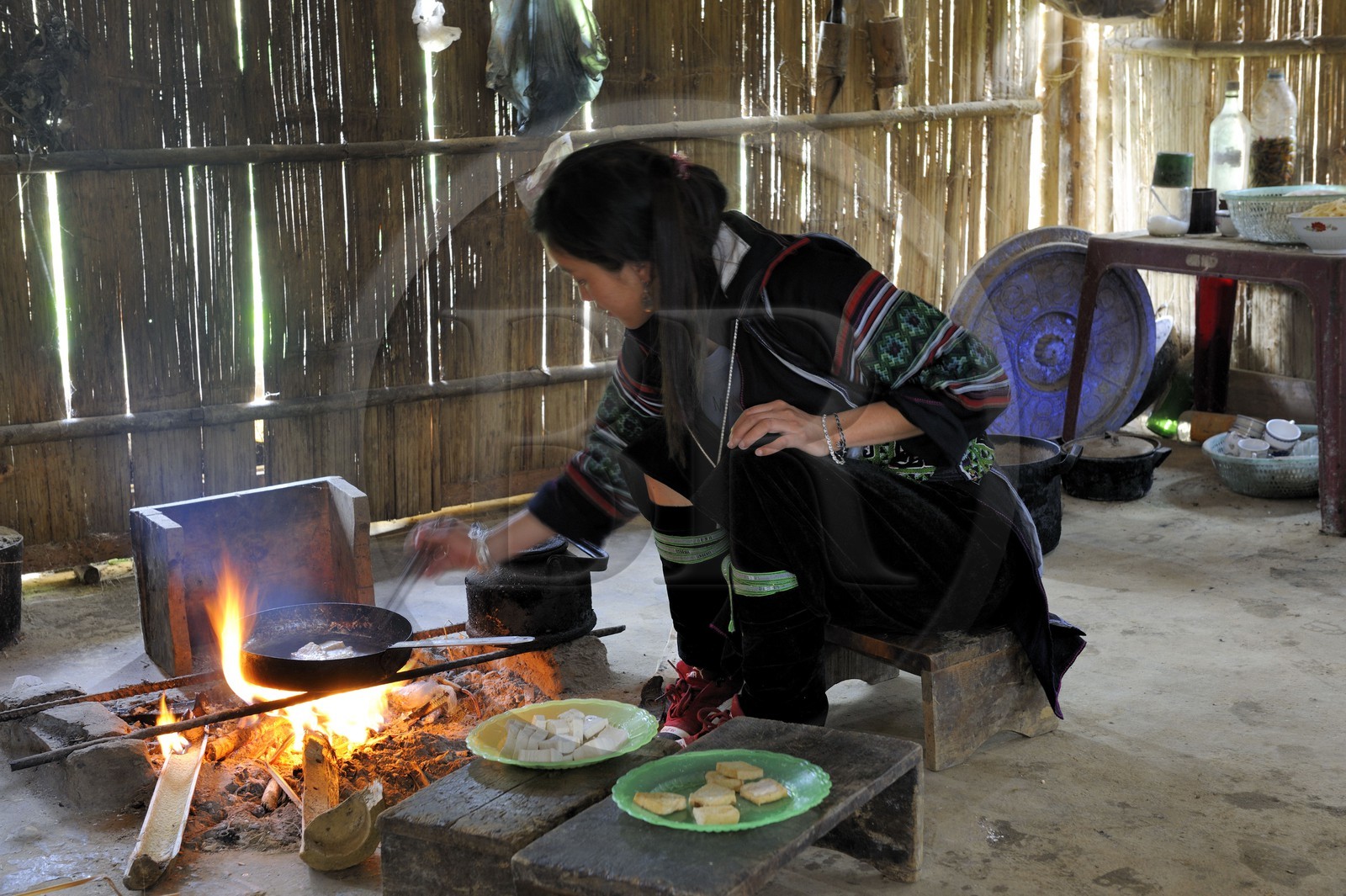 Vietnam, province de Lao Cai, région de Sapa, intérieur d'une maison de l'ethnie Hmong Noir, vie quotidienne, cuisine du Tofu