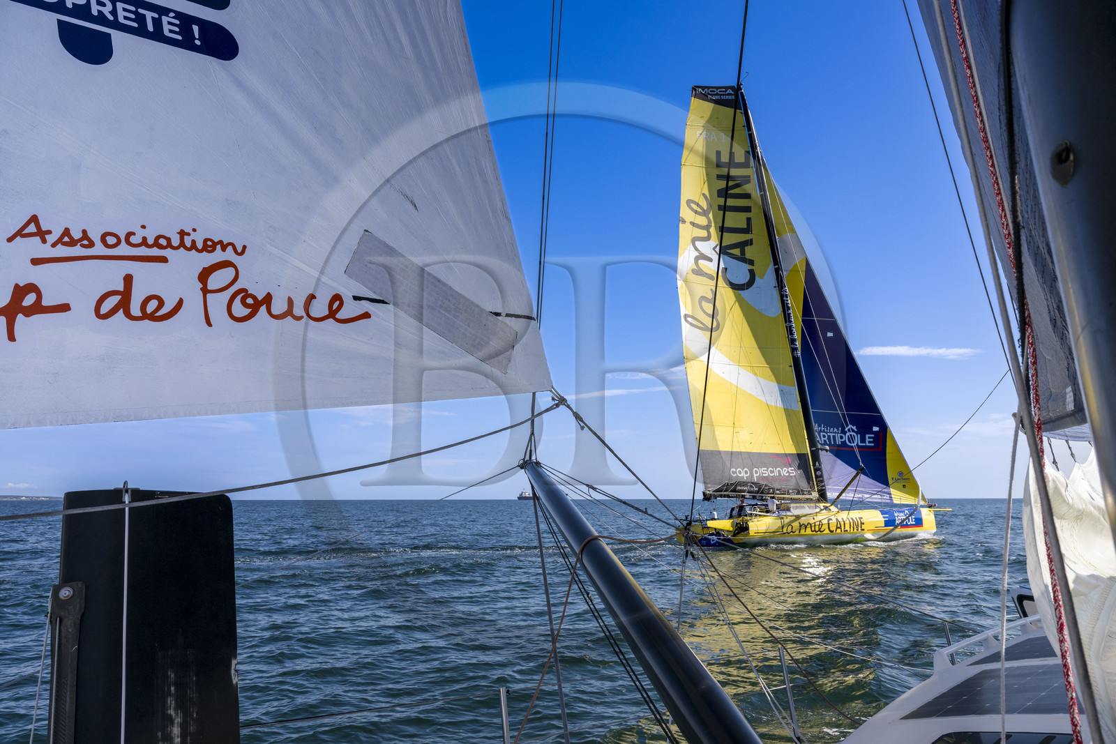 France, Vendée (85), Les-Sables-d'Olonne, le skipper Arnaud Boissière du voilier monocoque de 60 pieds IMOCA La Mie Caline croise l'IMOCA Coup de Pouce de Manuel Cousin à l'entrainement