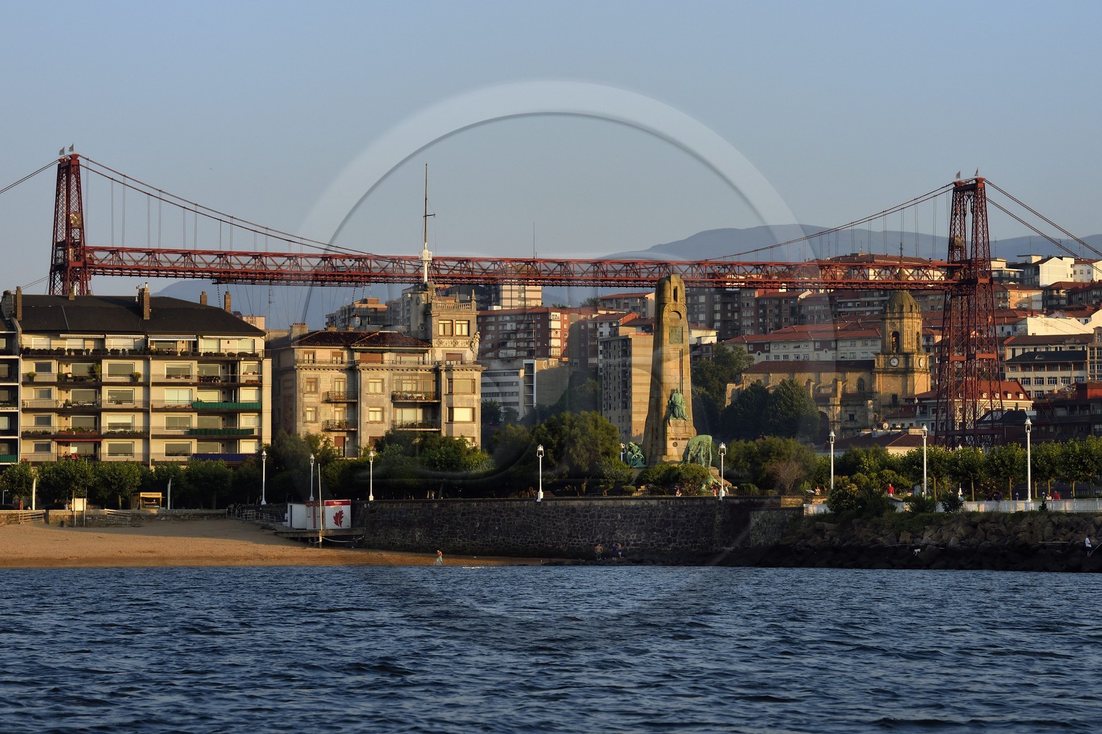 Espagne, Pays basque espagnol, Biscaye, Bilbao, pont transbordeur de Biscaye (Puente de Vizcaya ou Puente Colgante) sur le fleuve Nervion, classé Patrimoine Mondial de l'UNESCO et reliant les deux villes de Portugalete et Getxo, au premier plan le monument à Evaristo de Churruca