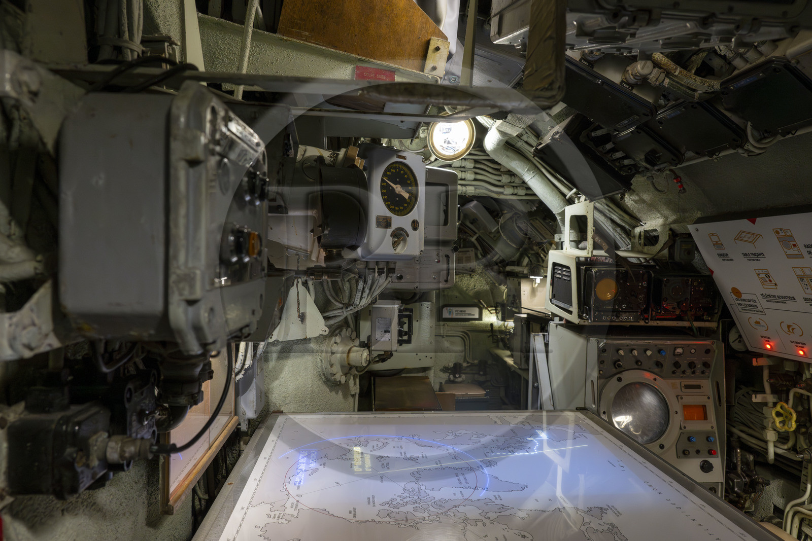 France, Loire-Atlantique (44), Saint-Nazaire, le sous-marin Espadon (S637), premier sous-marin de la Marine nationale française à plonger sous la banquise en 1964, abrité dans le bunker de l'Ecluse Fortifiée de l'ancienne base sous-marine allemande construite lors de la dernière guerre mondiale, le Central Opérations