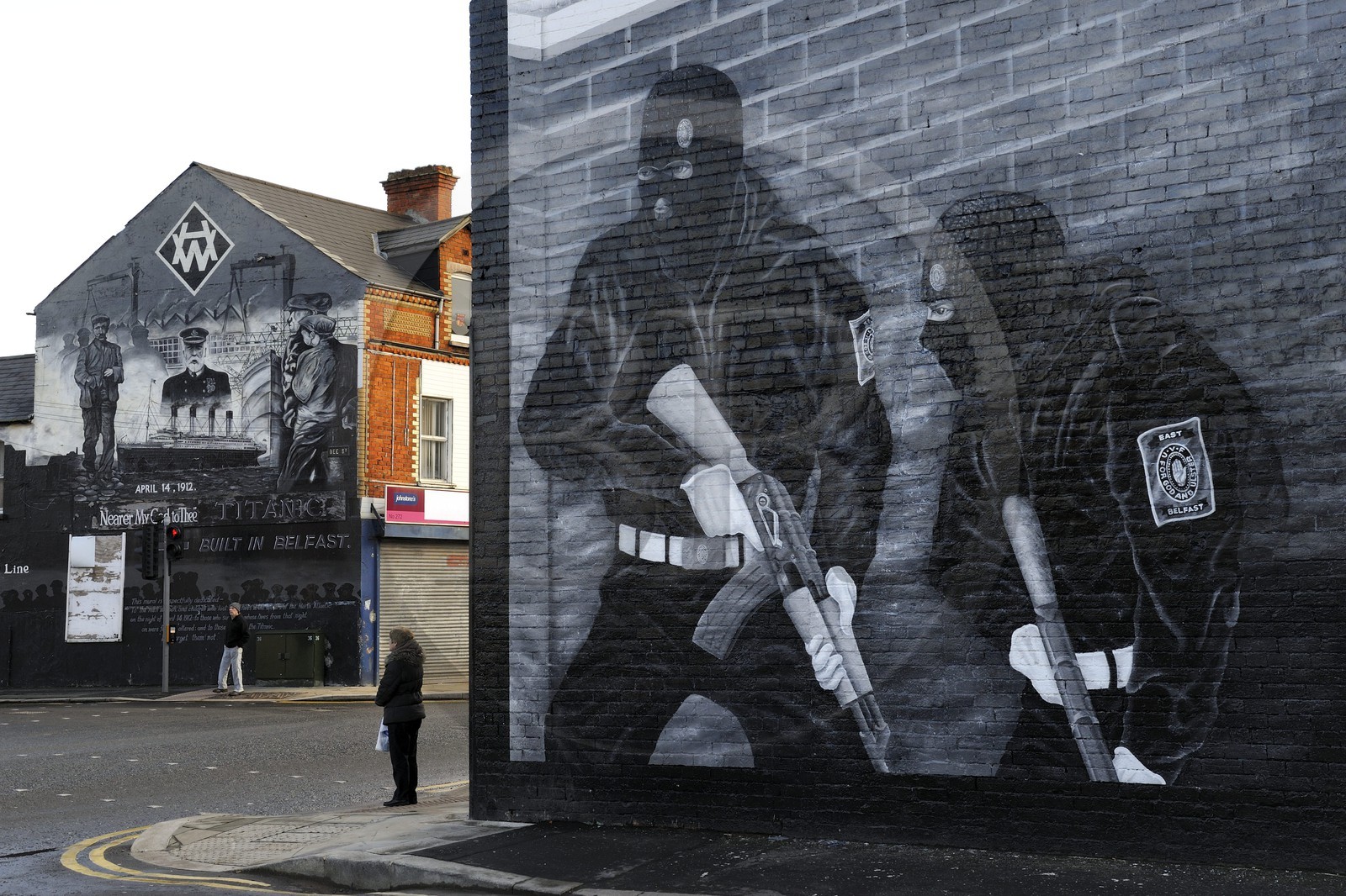 Royaume-Uni, Irlande du Nord, Belfast Est, les quartiers loyalistes protestants, Newtownards Road, fresque murale politique à la gloire des milices loyalistes et une autre à la memoire du Titanic built in Belfast en arriere plan