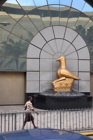 Zimbabwe, Harare, Samora Machel Avenue dans le centre ville, la sculpture de l’Oiseau du Zimbabwe devant l'immeuble de la Reserve Bank of Zimbabwe