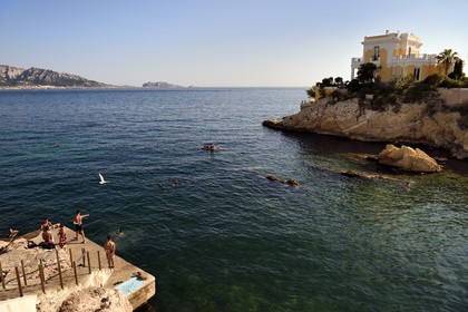 France, Bouches-du-Rhône (13), Marseille, quartier d'Endoume, Malmousque, Anse de Maldormé dominé par la Villa Petite Ourse