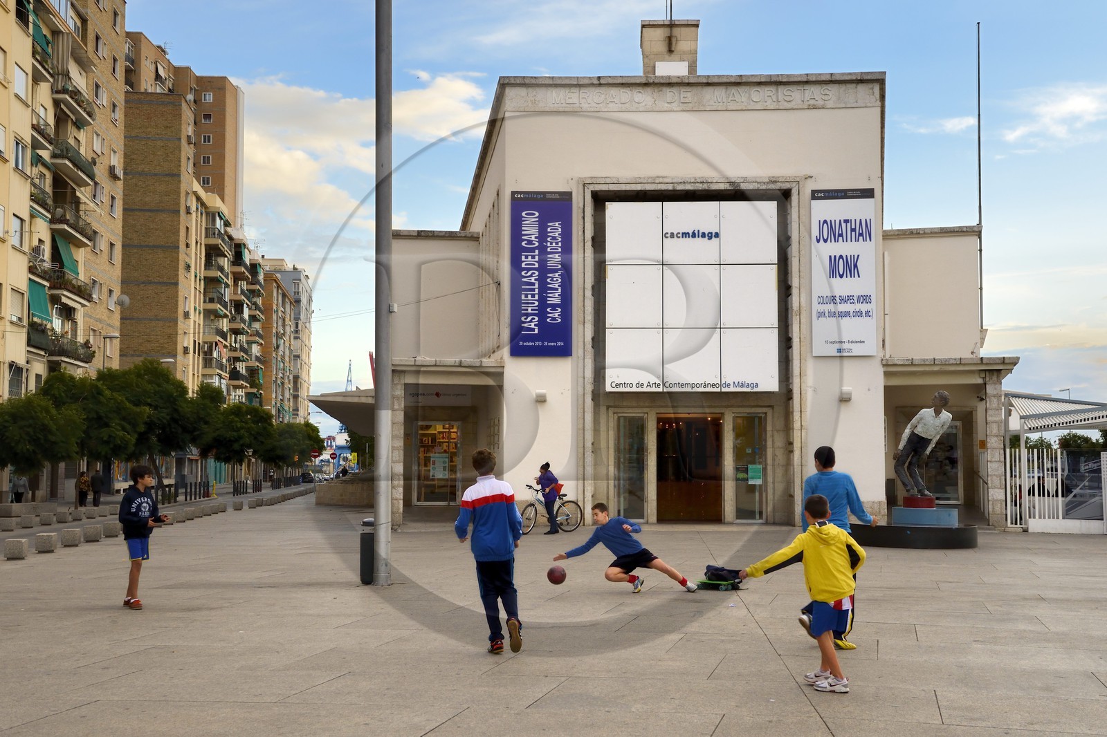 Espagne, Andalousie, Malaga, quartier Soho, le centre d’art contemporain (CAC Malaga), enfants jouant au football