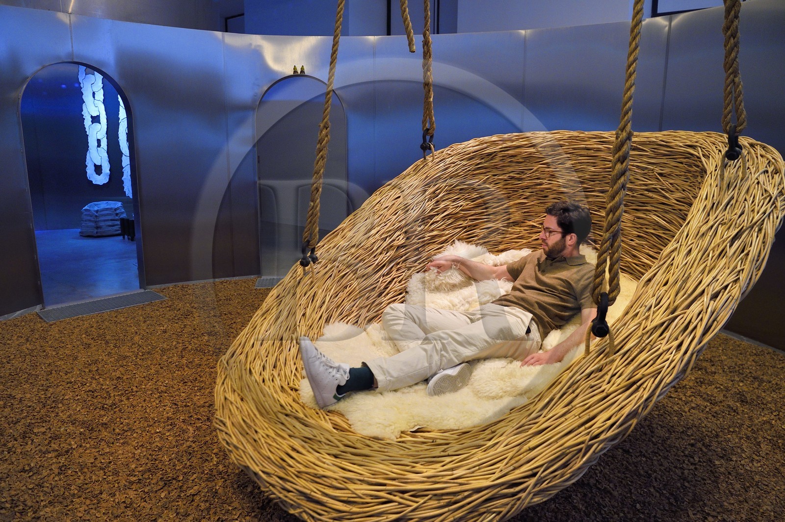 France, Charente (16), Cognac, Fondation d’Entreprise Martell, institution culturelle pluridisciplinaire (art, design et craft, architecture, musique, danse…), exposition Places to be qui réunit 14 designers internationaux, pièce dans une cuve inox, la chambre des invités par Porky Hefer