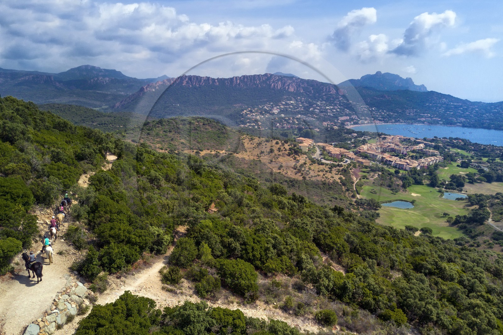 France, Var (83), Agay commune de Saint-Raphaël, cavaliers en randonnée dans le massif de l'Estérel, le rastel d'Agay et le Pic du Cap Roux en arrière plan (vue aérienne)