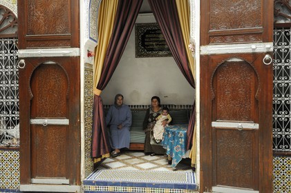 Maroc, Moyen Atlas, Fès, ville impériale, médina classée Patrimoine Mondial de l'UNESCO, Fès el Bali, intérieur du riad familial Lalla Fatéma qui fait chambres d'hôtes, le salon