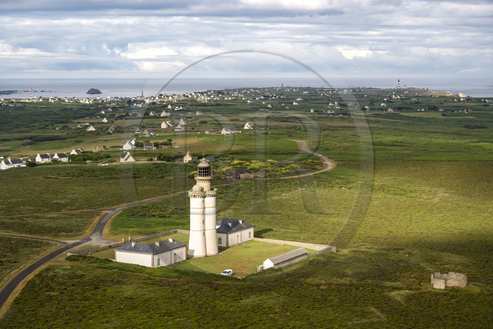 France, Finistère (29), Mer d'Iroise, Ile d'Ouessant, le phare du Stiff, le bourg de Lampaul à gauche et le phare du Creac'h à droite en arrière plan