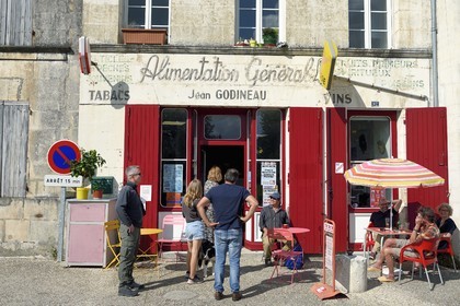 France, Charente-Maritime (17), Saintonge, Saint-Savinien,  labellisé Villages de pierres et d'eau, l'Epicerie Rouge sur les quais de la Charente