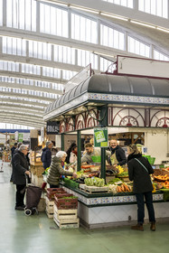 France, Loire-Atlantique (44), Saint-Nazaire, les halles du marché couvert de Saint-Nazaire construites entre 1956 et 1958, étal de fruits et légumes Bio
