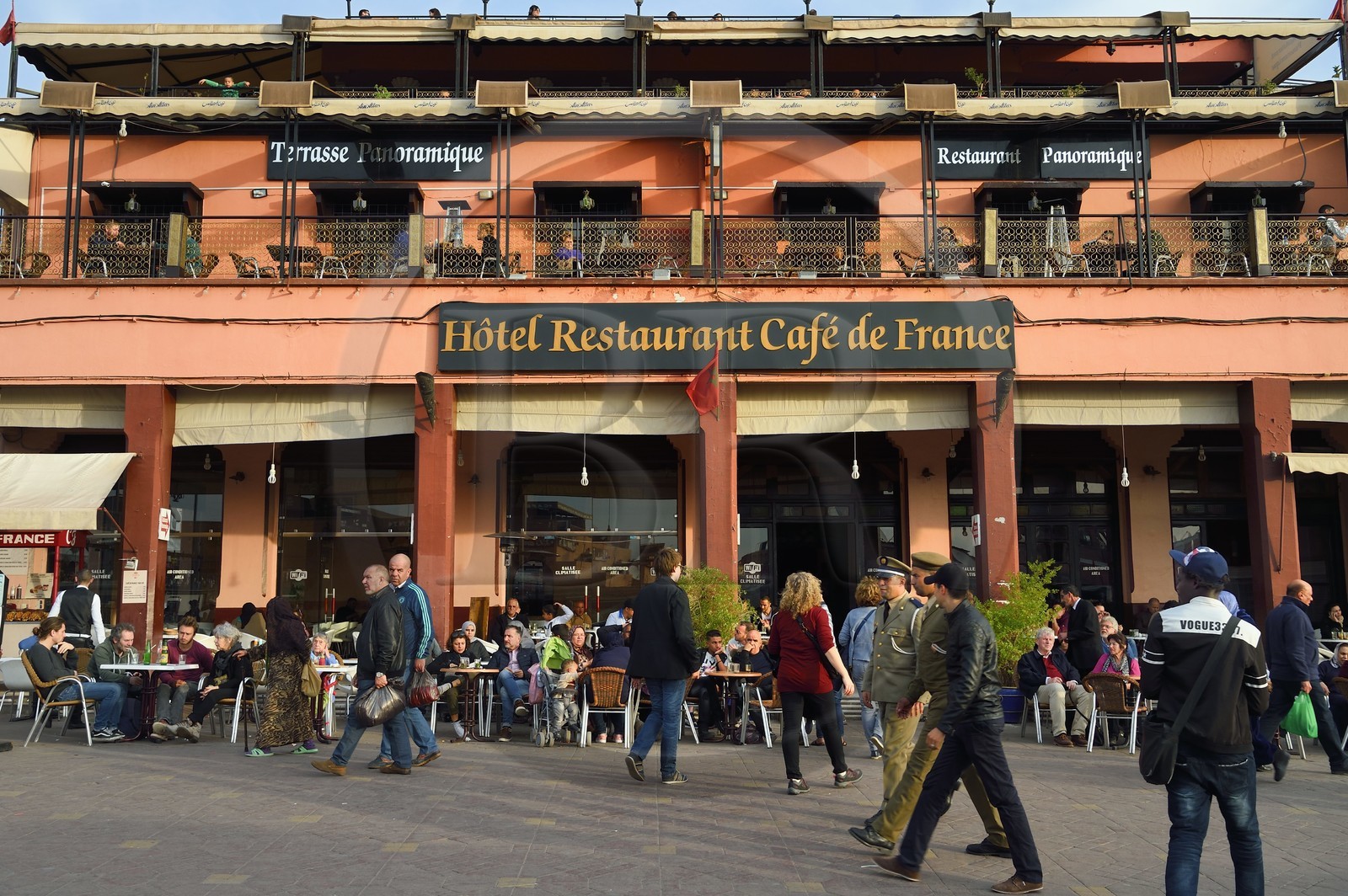 Maroc, Haut-Atlas, Marrakech, ville impériale, Médina classée Patrimoine Mondial de l'UNESCO, place Djemaa El Fna, le Café de France
