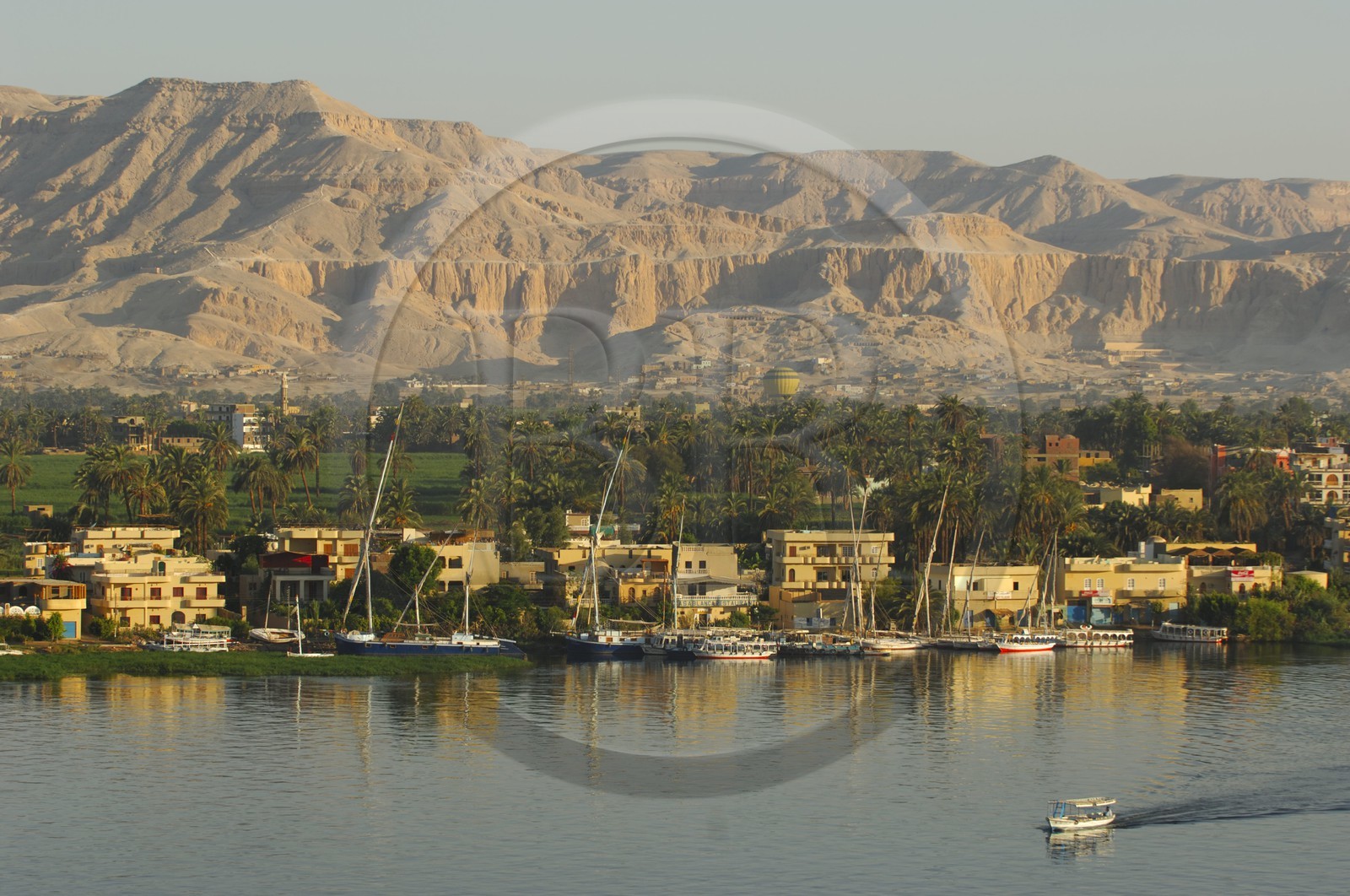 Egypte, Haute Egypte, vallée du Nil, Louxor, la rive ouest dominée par la montagne thébaine et le Nil