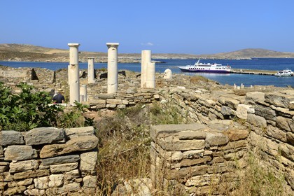 Grèce, île de Delos, classée Patrimoine Mondial de l'UNESCO, site archéologique de Délos, sanctuaire d'Apollon, la plus grande cité antique de la mer Egée, quartier du théatre