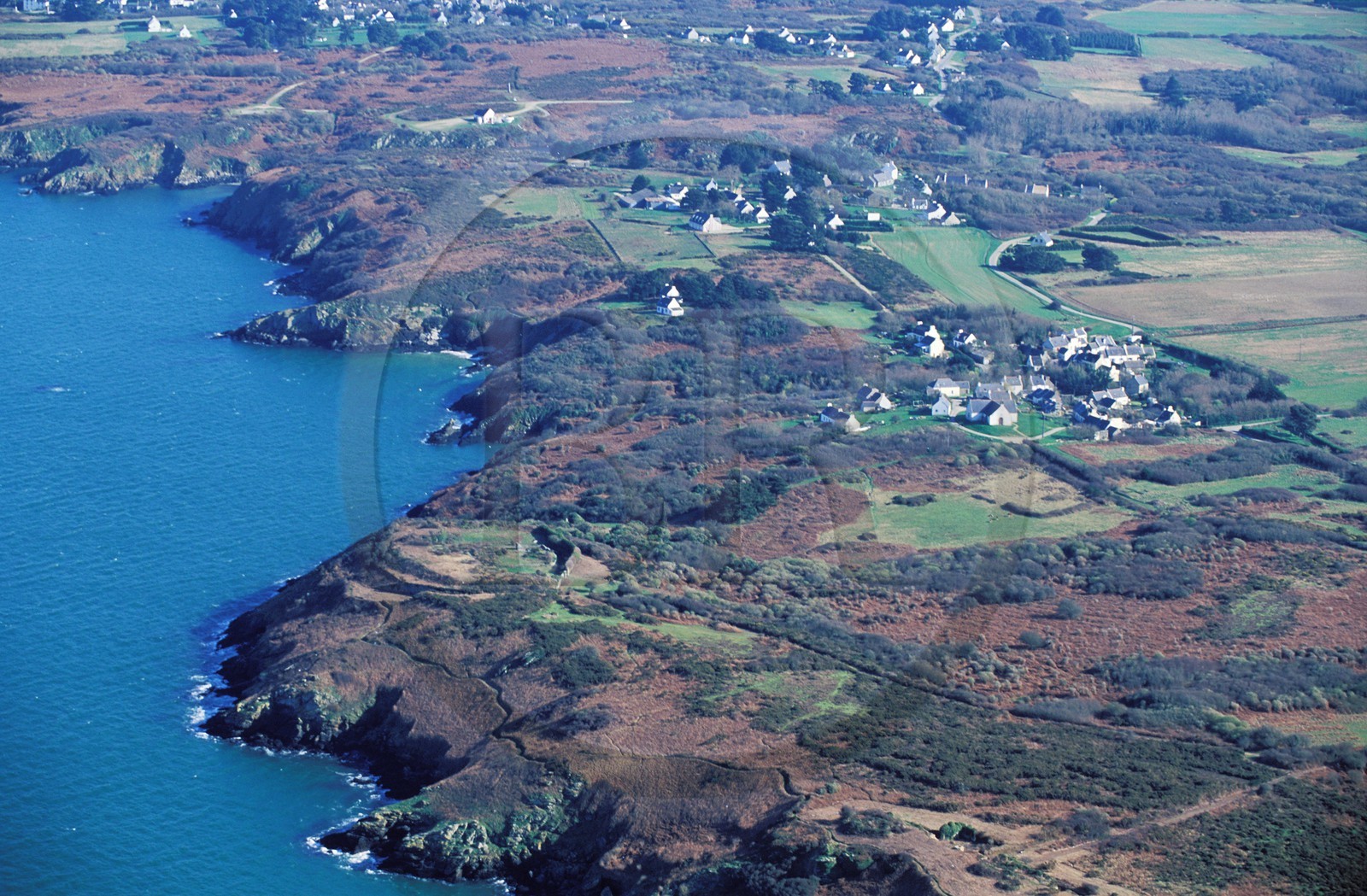 France, Morbihan (56), île de Groix, la côte nord vers la Pointe du Grognon (vue aérienne)