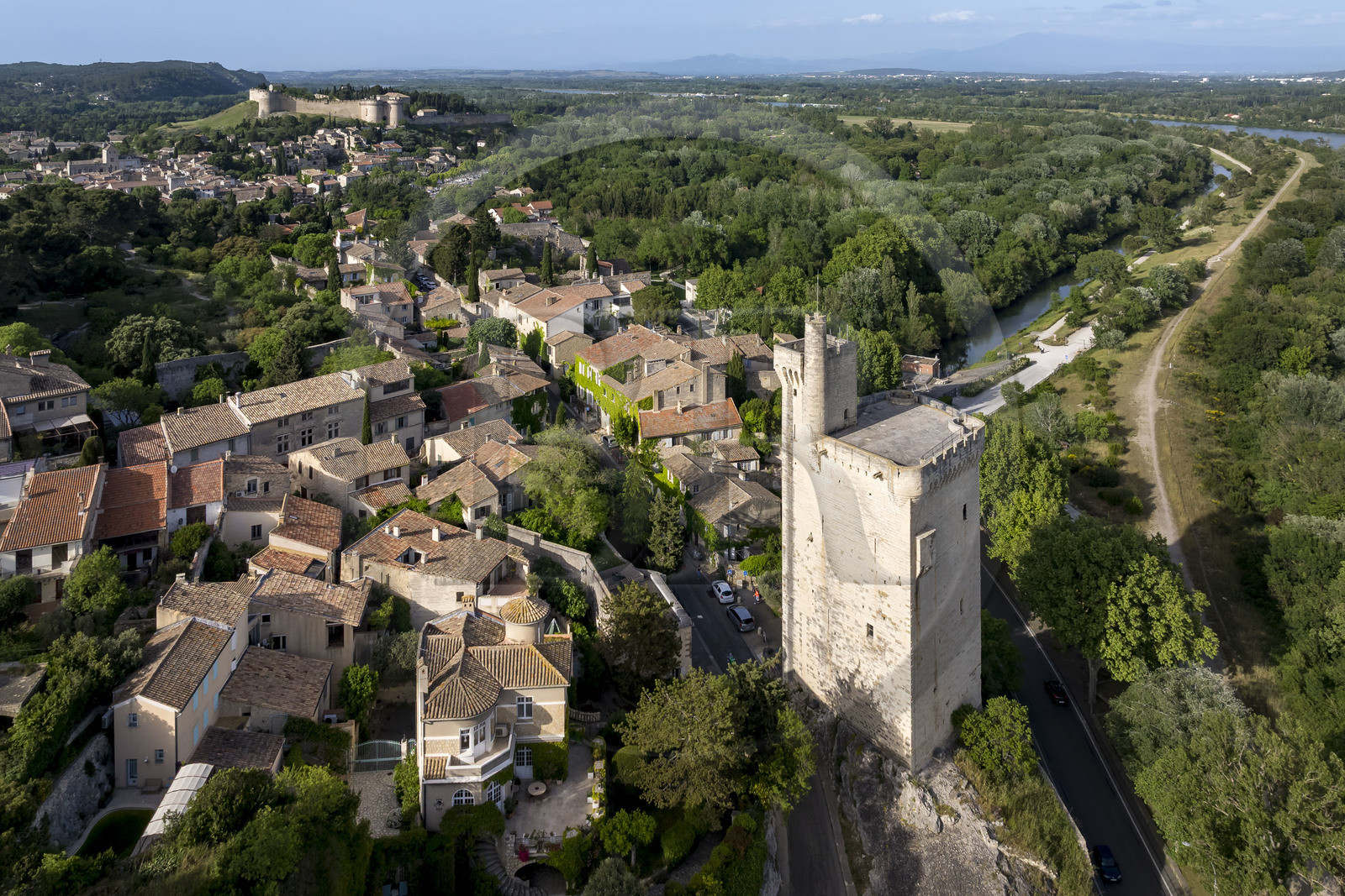France (30), Gard, Villeneuve-lès-Avignon, la tour Philippe Le Bel du XIVe siècle et Fort Saint André en arrière plan