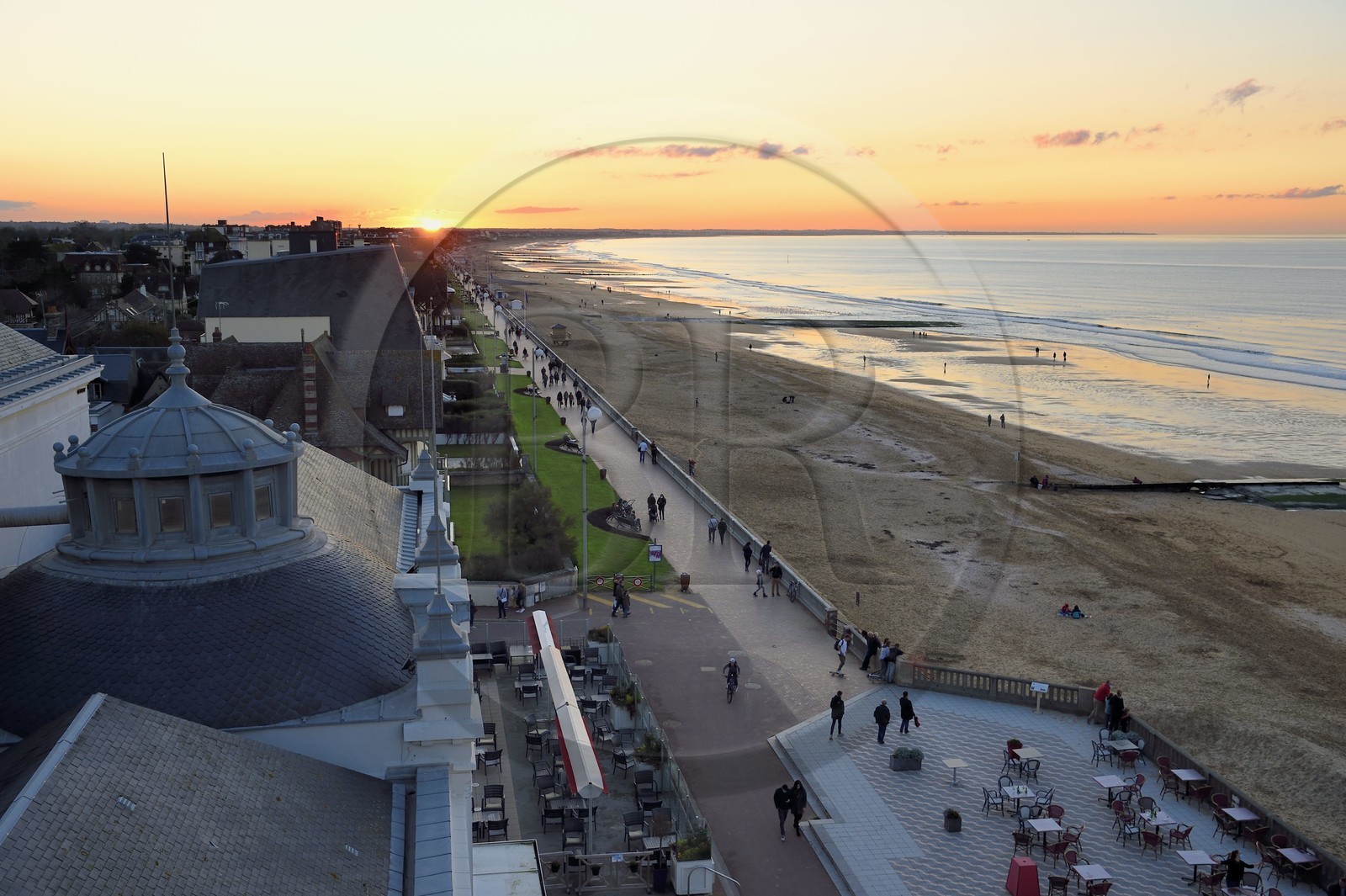 France, Calvados (14), Pays d'Auge, la côte Fleurie, Cabourg, vue sur le casino et la promenade du bord de mer depuis le Grand Hotel où Marcel Proust séjourna chaque été de 1907 à 1914, coucher de soleil sur la plage