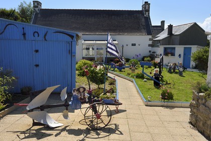 France, Finistere, Ile de Batz, Porz Kernok, garden dolls