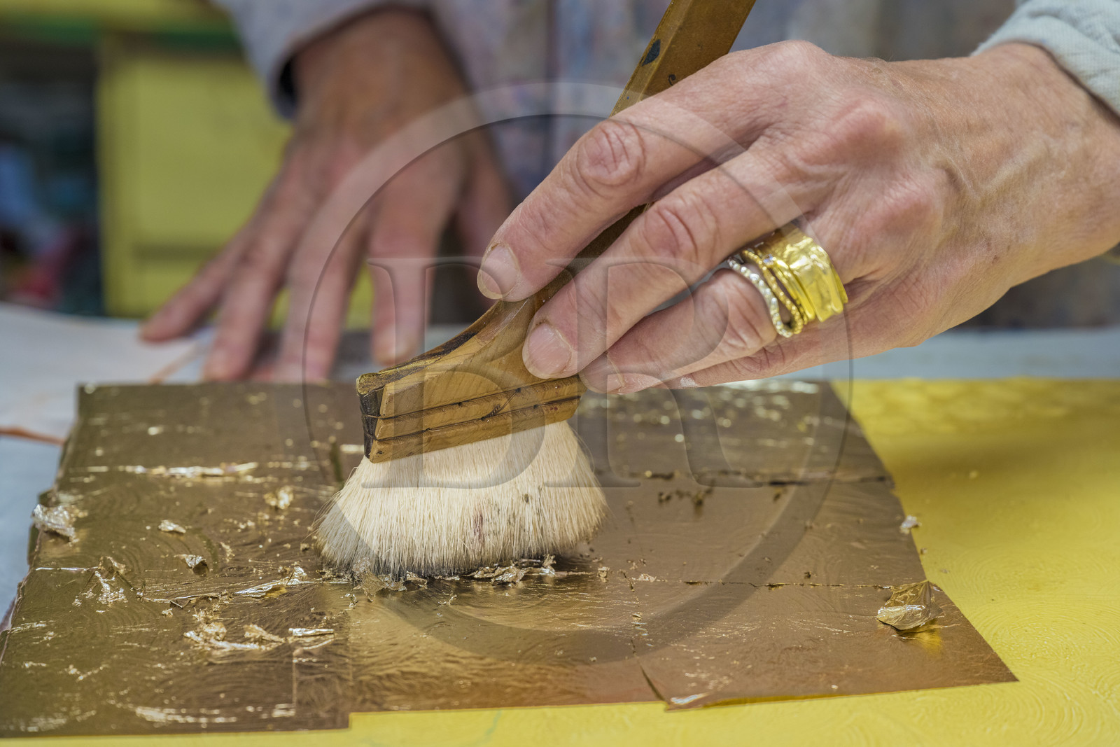 France, Hauts-de-Seine (92), Colombes, l'artiste et laqueur Isabelle Emmerique dans son atelier