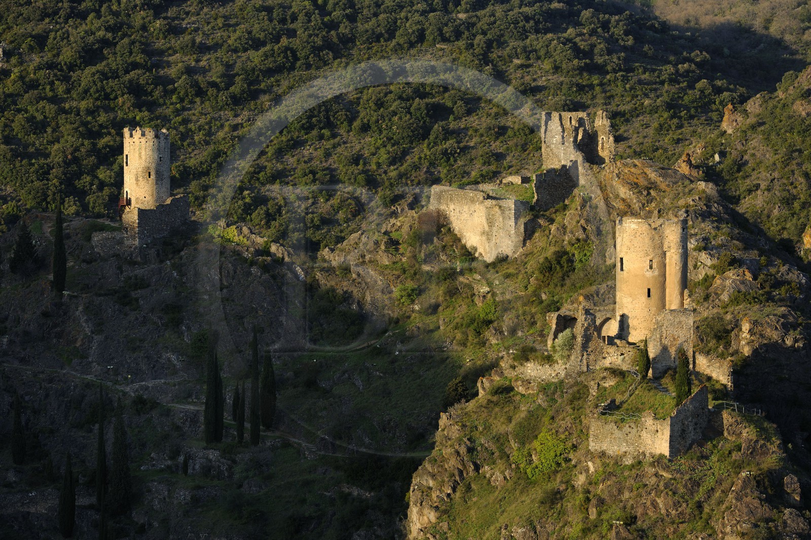 France, Aude (11), les tours du château cathare de Lastours