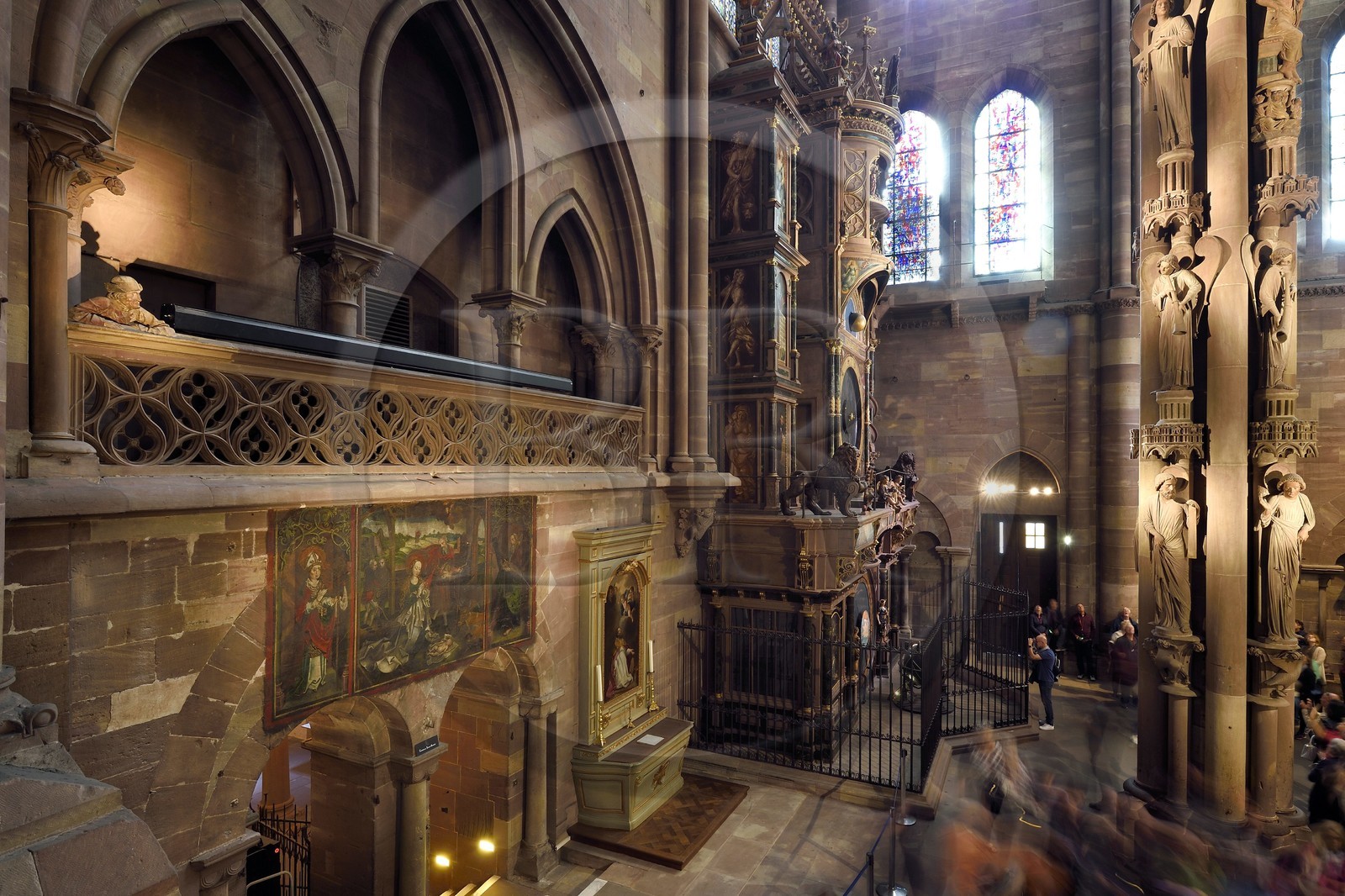 France, Bas-Rhin (67), Strasbourg, vieille ville classée au Patrimoine Mondial de l'UNESCO, la cathédrale Notre-Dame, bras sud du transept, l'homme accoudé à la cantoria observant le Pilier des Anges et l'horloge astronomique