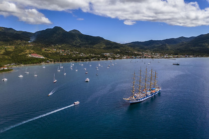 Caraïbes, Ile de la Dominique, Portsmouth, le Royal Clipper de la compagnie Star Clipper dans la baie de Prince Rupert (vue aérienne)