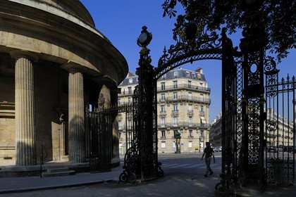 France, Paris (75),  immeubles haussmanniens de première classe de la place de la République Dominicaine face au parc Monceau et rotonde ancien pavillon du mur des Fermiers généraux réalisé par Claude Nicolas Ledoux