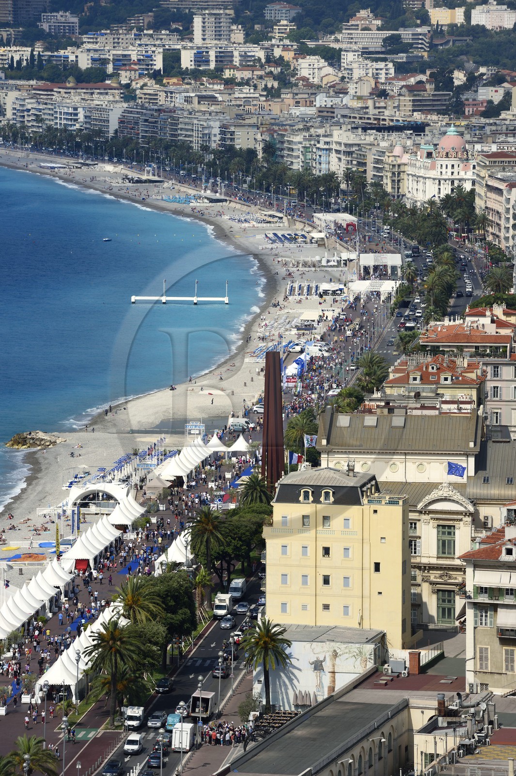 France, Alpes-Maritimes (06), Nice, la Promenade des Anglais sur le bord de mer et l'œuvre Neuf Lignes Obliques de l'artiste Bernar Venet