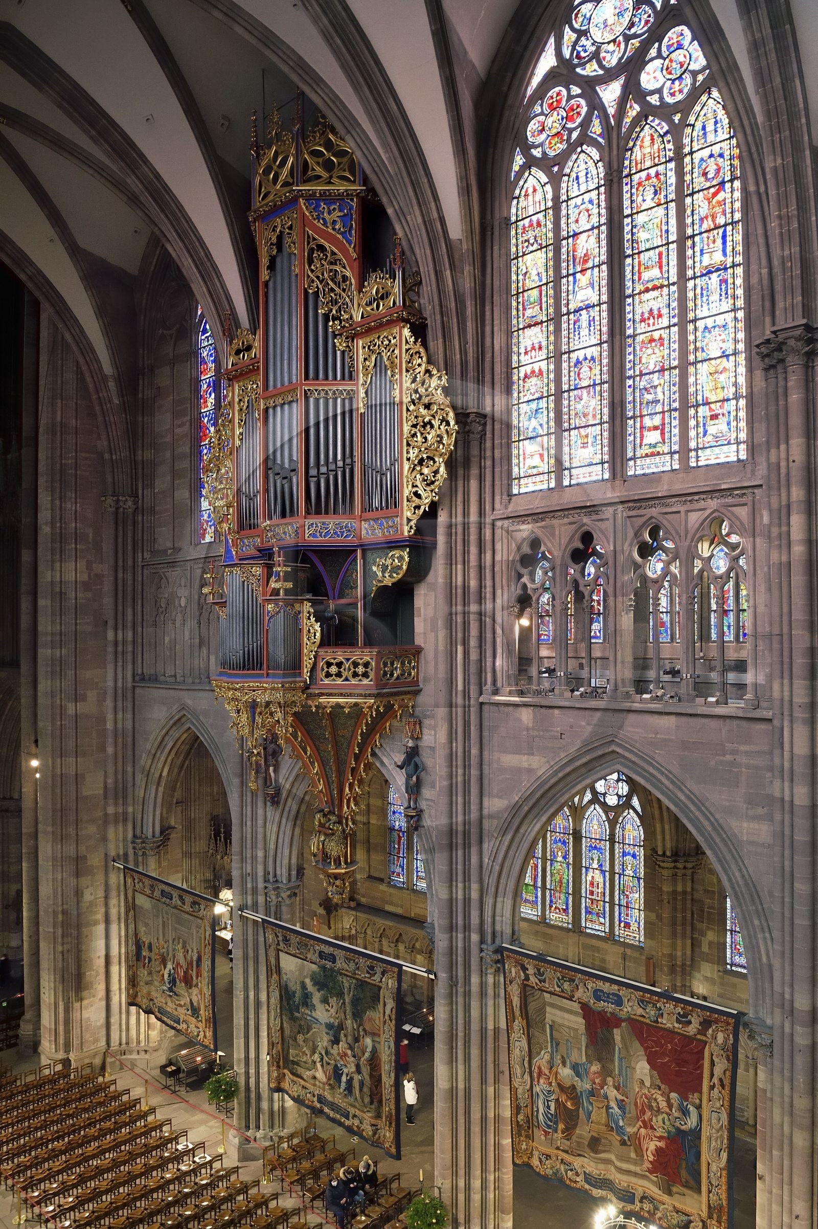 France, Bas-Rhin (67), Strasbourg, vieille ville classée au Patrimoine Mondial de l'UNESCO, la cathédrale Notre-Dame, le grand orgue au niveau de triforium et les Scènes de la vie de la Vierge réalisées à la demande de Richelieu sont une série de quatorze tapisseries suspendues dans la nef durant la période de l'Avent
