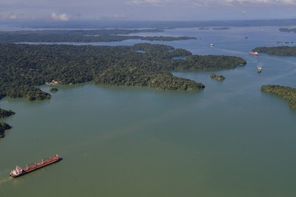 Panama, Canal de Panama, cargo panamax et ilots sur le lac Gatun (vue aérienne)
