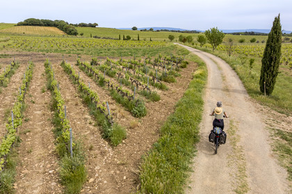 France, Vaucluse (84), Châteauneuf-du-Pape, randonnée à vélo sur le chemin Coste Froide sur le plateau de la Crau (vue aérienne)