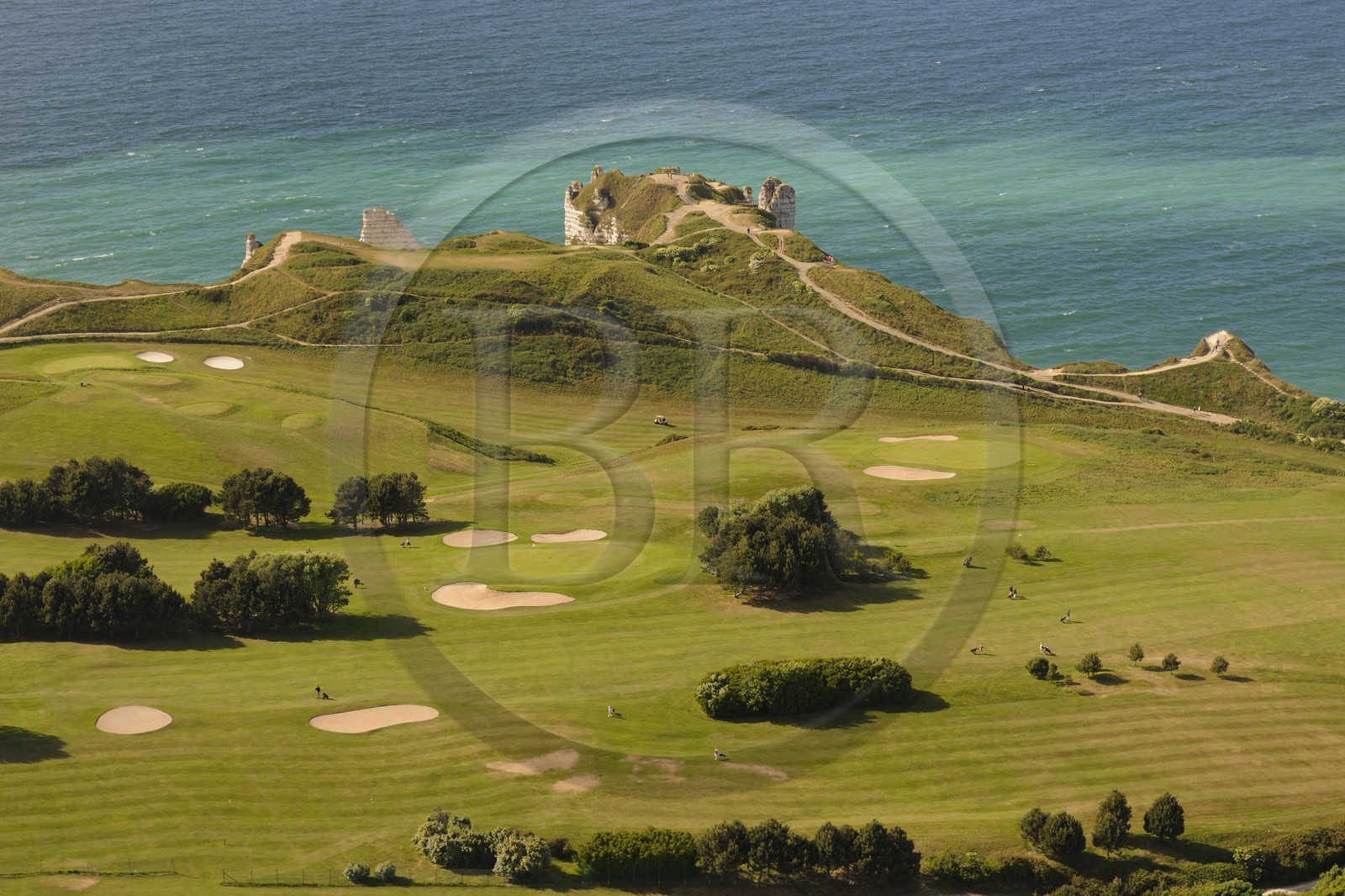 France, Seine-Maritime (76), Pays de Caux, Côte d'Albâtre, Etretat, les falaises d'Aval et le golf (vue aérienne)