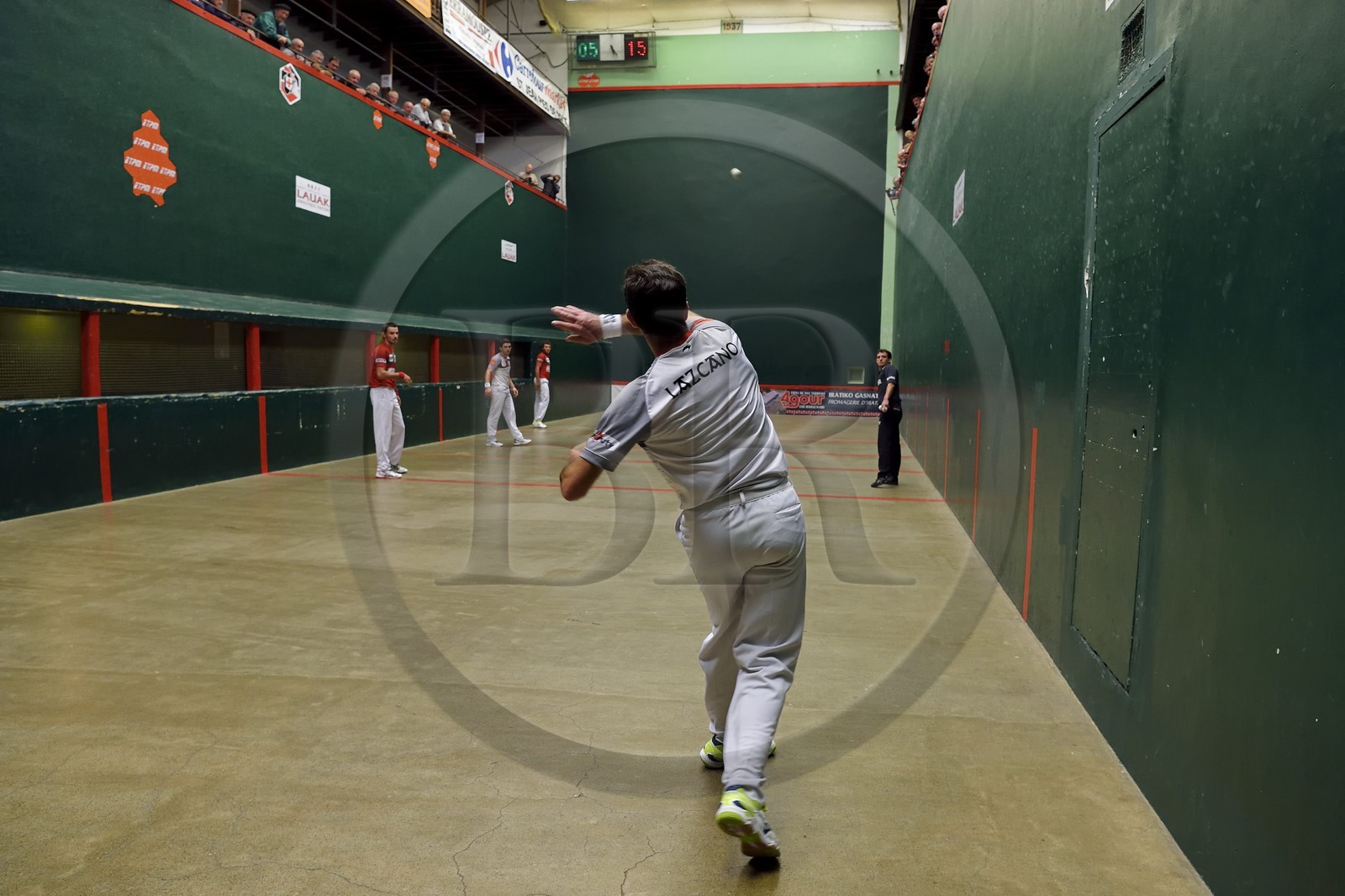 France, Pyrenees Atlantiques, Basque Country, Saint Jean Pied de Port, trinquet Garat, traditional Basque pelota party with bare hand for the Chasseurs (hunters) Cup