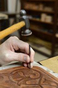 Argentine, province de Buenos Aires, San Antonio de Areco, atelier du maroquinier Martin Alvarez qui martèle le cuir d'un élément d'une selle