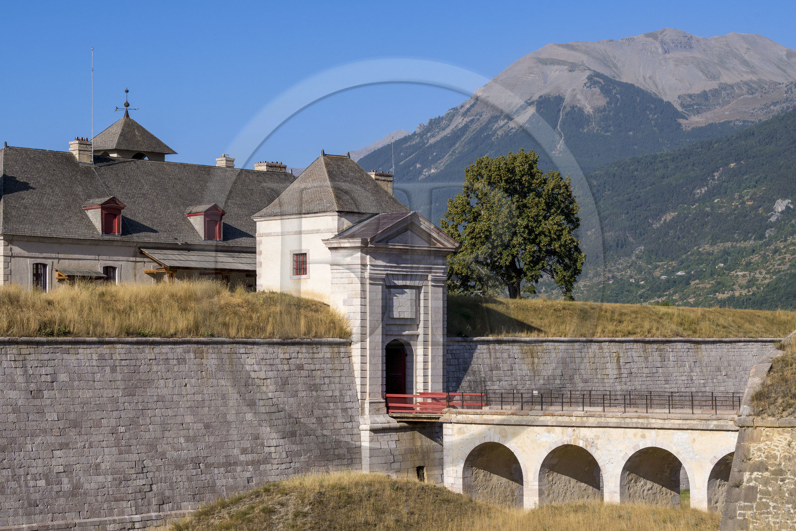 France, Hautes Alpes (05), Mont-Dauphin, citadelle édifiée par Vauban, classée Patrimoine Mondial de l'UNESCO, la Porte de Briançon