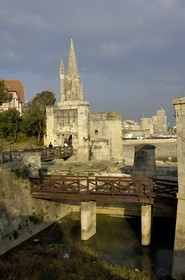France, Charente-Maritime (17), La Rochelle, la Porte des deux Moulins et la Tour de la Lanterne