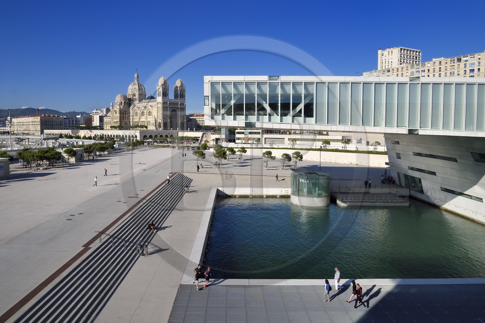 France, Bouches-du-Rhône (13), Marseille, Zone Euroméditerranée, Esplanade J4, La Villa Méditerranée de l'architecte Stefano Boeri et la Cathédrale La Major (XIXe siècle)