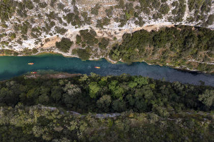 Var (83) rive gauche et Alpes-de-Haute-Provence (04) rive droite, Parc Naturel Régional du Verdon, Basses Gorges du Verdon en aval du lac de Sainte Croix, découverte en kayak des gorges de Baudinard (vue aérienne)