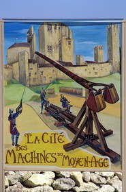 France, Gers (32), Larresingle, panneau publicitaire sur la cité des machines du Moyen-Age