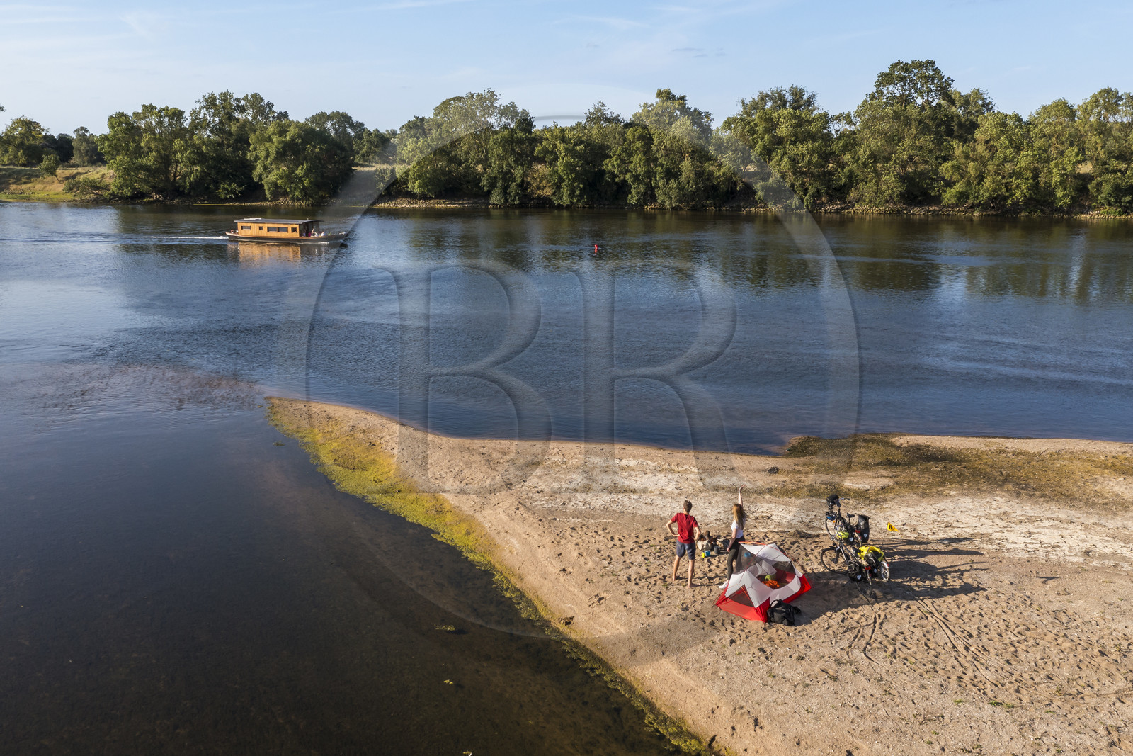 France, Maine-et-Loire (49), vallée de la Loire classée au Patrimoine Mondial par l'UNESCO, randonnée à bicyclette le long des berges de la Loire, campement pour la nuit sur un des bancs de sable formant des îles sur la Loire, une gabarre (bateau traditionnel à fond plat) en arrière plan (vue aérienne)
