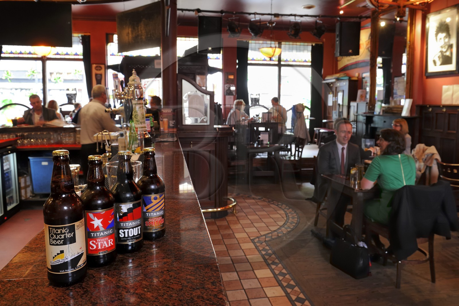 Royaume-Uni, Irlande du Nord, Belfast, quartier de la cathedrale, le John Hewitt pub, bières de microbrasseries créées en hommage au Titanic et à la White Star