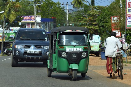 Sri Lanka, province du Centre-Nord, Polonnaruwa, triporteur tuk-tuk et 4x4